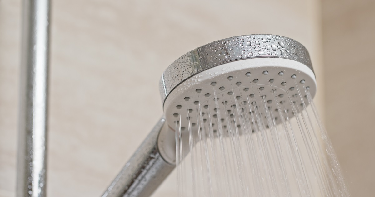 Como a água “dura” pode prejudicar nossos cabelos?